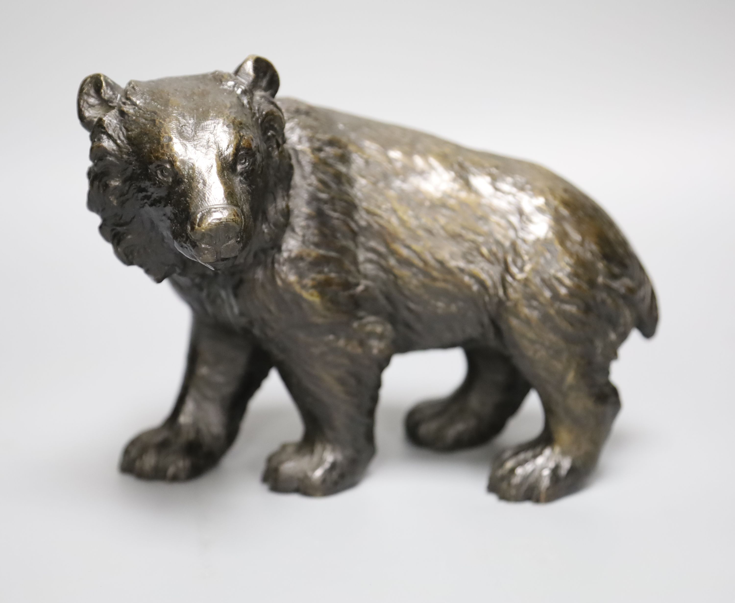 An Animalier style bronze model of a bear, length 23cm